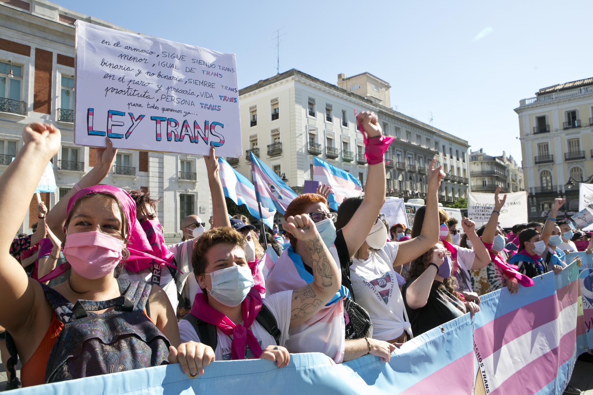 Familias Trans Aliadas se concentran en Sol para pedir una Ley Estatal Puño